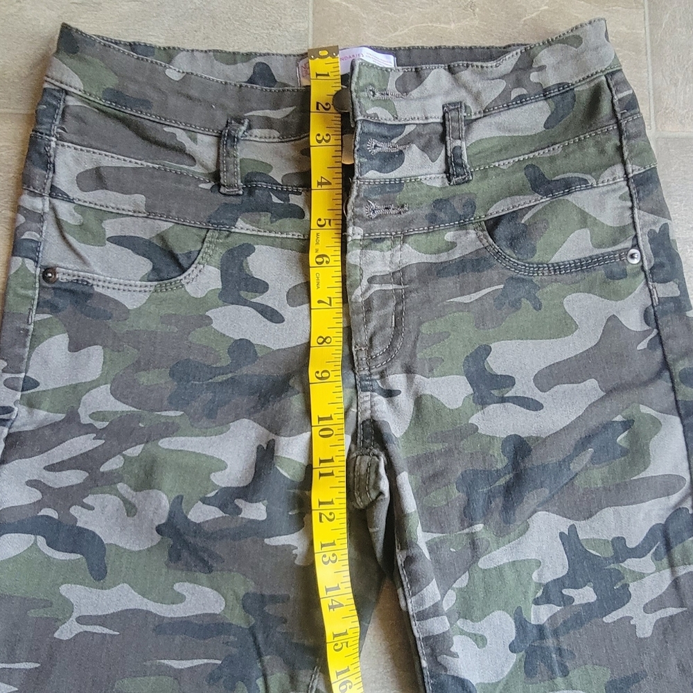 No Boundaries Women's High-Rise Camo Stretch Jeans - Green/Gray